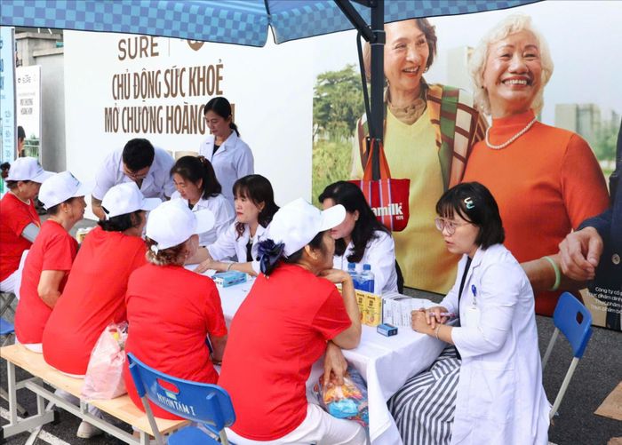  Bác sĩ tư vấn sức khỏe, dinh dưỡng cho người cao tuổi tại chương trình 