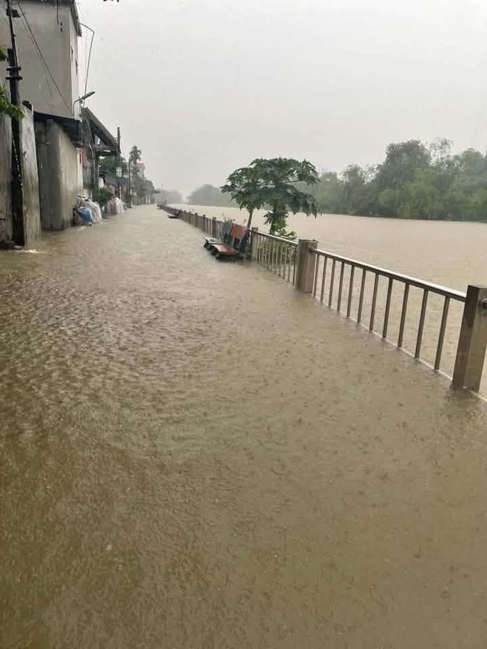 Nước sông Mỹ Hà dâng cao gây ngập khu dân cư ven sông ở xã Hồng Sơn (TP Hà Nội). Ảnh: ĐÌNH KHƯƠNG