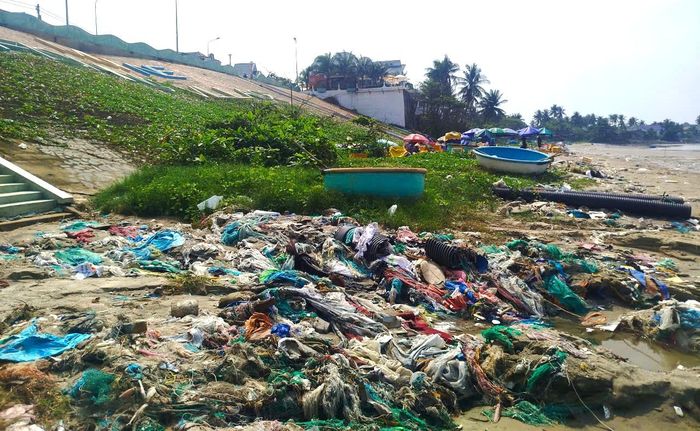  Hoạt động buôn bán tự phát trên bãi biển làng chài Mũi Né cũng thải ra nhiều loại rác. Ảnh: TIẾN THẮNG 