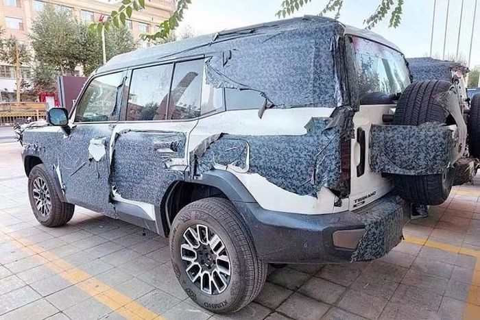 Trước thời điểm ra mắt, Nissan Terrano bản thương mại đã bị bắt gặp trong quá trình chạy thử trên đường phố, qua đó hé lộ những chi tiết đáng chú ý. Nhiều khả năng đây là phiên bản sản xuất của Nissan Terrano PHEV Concept. Mẫu xe thử nghiệm có ngoại thất gần như tương đồng với những đặc điểm từng xuất hiện trên phiên bản concept.