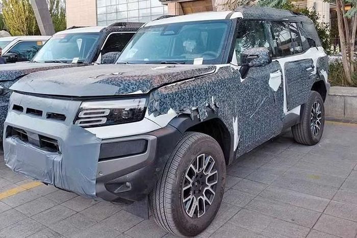 Tuy nhiên, các trang bị chuyên dụng cho địa hình khắc nghiệt như đèn sương mù gắn trên nắp ca-pô, đèn phụ trợ trên nóc, giá chở đồ kéo dài toàn bộ nóc xe và lốp địa hình gai lớn dường như đã bị loại bỏ. Vẫn chưa rõ liệu những trang bị này có được cung cấp dưới dạng phụ kiện hay không. Mẫu xe thử nghiệm sử dụng thiết kế mâm hợp kim tương đối đơn giản hơn so với bản concept.