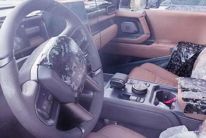 Bên trong, Terrano bản thử nghiệm sở hữu khoang nội thất hai tông màu nâu vàng và xám. Vật liệu giả da xuất hiện trên ghế ngồi, táp-pi cửa và mặt táp-lô, tạo nên diện mạo cao cấp. Xe được trang bị cụm điều khiển trung tâm phẳng, cần số điện tử bố trí gọn gàng, núm xoay lựa chọn chế độ lái/địa hình, cụm công tắc bật/tắt, phanh tay điện tử tích hợp chức năng Auto Hold và các hộc đựng cốc.