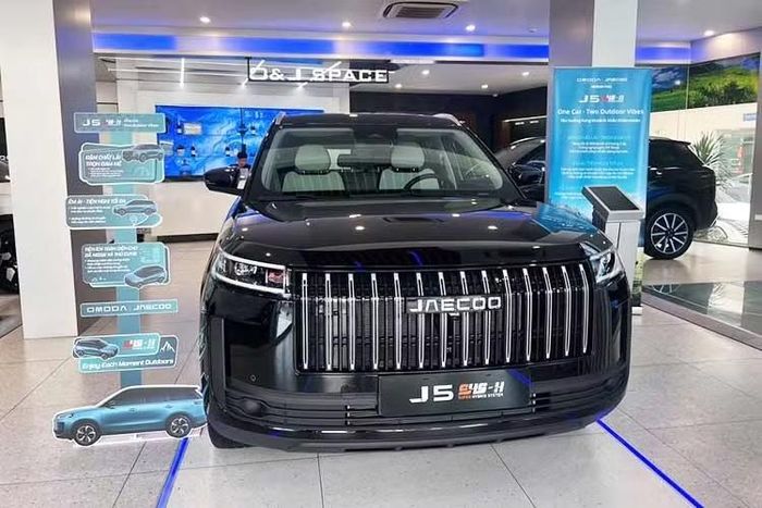 Jaecoo J5 đã chính thức ra mắt Việt Nam vào hồi tháng 8/2026. J5 là mẫu xe thứ 2 của thương hiệu Jaecoo, sau J7, có tổng cộng 4 phiên bản và 3 tùy chọn động cơ.