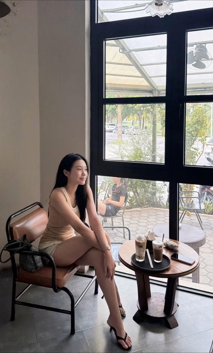 Doãn Hải My theo đuổi phong cách thanh lịch, dịu dàng và nữ tính. Những bộ trang phục không quá cầu kỳ vẫn giúp cô nổi bật nhờ cách phối đồ tinh tế, tôn lên vẻ đẹp ngọt ngào và khí chất thanh tao đặc trưng. Ảnh: FB Doan Hai My