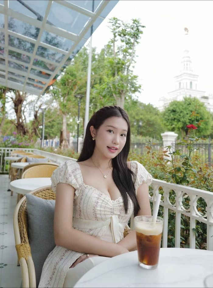Không chỉ gây ấn tượng bởi ngoại hình, Doãn Hải My còn sở hữu thành tích học tập đáng nể. Cô từng có 12 năm liền đạt danh hiệu học sinh giỏi, đồng thời là thủ khoa môn Văn trong ba năm cấp THPT. Ảnh: FB Doan Hai My