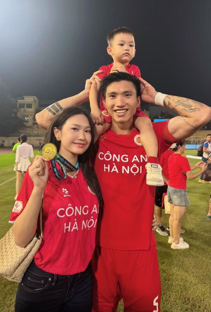 Cuối năm 2023, Doãn Hải My và Đoàn Văn Hậu chính thức về chung một nhà sau khoảng 3 năm hẹn hò kín tiếng. Đám cưới của cặp đôi nhanh chóng gây chú ý, được nhiều người ví như một “đám cưới cổ tích” của làng bóng đá Việt. Ảnh: FB Doan Hai My
