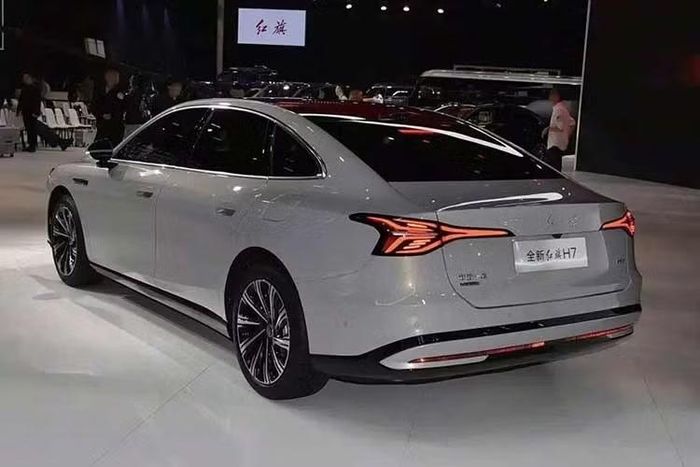 Trong khi đó, khu vực bên sườn được trang bị tay nắm cửa bán ẩn và bộ mâm đa chấu dày dặn. Phía sau sử dụng cụm đèn hậu có thiết kế riêng với logo Hongqi bằng tiếng Trung ở giữa. Cản sau kết hợp dải trang trí màu đen, làm phong phú thêm cấu trúc phân tầng của phần đuôi xe.