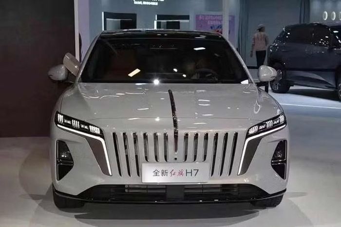 Điểm nhấn tiếp theo của mẫu xe Trung Quốc này là hệ thống hỗ trợ lái thông minh Qianfan do Hongqi phối hợp với Zhuoyu phát triển, tích hợp mô hình lái xe thông minh. Xe được trang bị tiêu chuẩn 22 chức năng bảo vệ an toàn chủ động, bao gồm camera quan sát toàn cảnh 360 độ, cho phép quan sát dưới gầm, hỗ trợ di chuyển trên đường hẹp, cảm biến đỗ xe, cảnh báo va chạm...