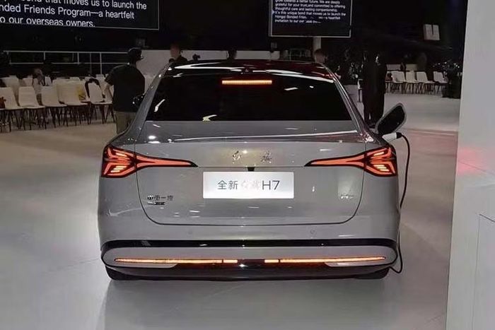 Toàn bộ các phiên bản của Hongqi H7 mới đều sử dụng hệ truyền động PHEV với máy xăng 4 xi-lanh, tăng áp, dung tích 1.5L. Phiên bản dẫn động 1 cầu có công suất tối đa 373 mã lực trong khi phiên bản dẫn động 4 bánh đạt 642 mã lực. Hai phiên bản này lần lượt kết hợp với pin có dung lượng 23,9 kWh và 30,3 kWh. Phạm vi hoạt động thuần điện theo chuẩn CLTC của phiên bản dẫn động 1 cầu là 180 km hoặc 240 km.