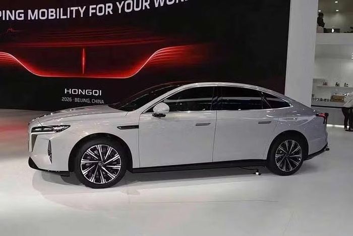 Nhìn trực diện, mẫu xe Trung Quốc này tạo điểm nhấn bằng lưới tản nhiệt đóng kín, bên trong tích hợp cấu trúc dọc dạng thác nước, kết hợp cụm đèn pha LED thanh mảnh, mang lại tính nhận diện thương hiệu cao. Nắp ca-pô được tạo hình với nhiều đường gân dập nổi, qua đó nhấn mạnh cảm giác cơ bắp, đi kèm các chi tiết đặc trưng dành riêng cho thương hiệu Hongqi ở đầu xe.