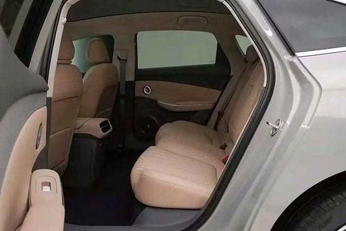 Trang bị tiện nghi của Hongqi H7 hoàn toàn mới cũng khá phong phú với kính riêng tư chuyển màu ở hàng ghế trước và vô lăng tích hợp sưởi. Thêm vào đó là ghế trước hỗ trợ thông gió, sưởi và massage, trong đó ghế hành khách có bệ đỡ chân. Ghế sau cũng có tính năng thông gió và sưởi, tủ lạnh tích hợp vào bệ tì tay trung tâm của hàng ghế trước và hệ thống âm thanh Bose 18 loa hỗ trợ công nghệ Dolby Atmos 7.1.4.