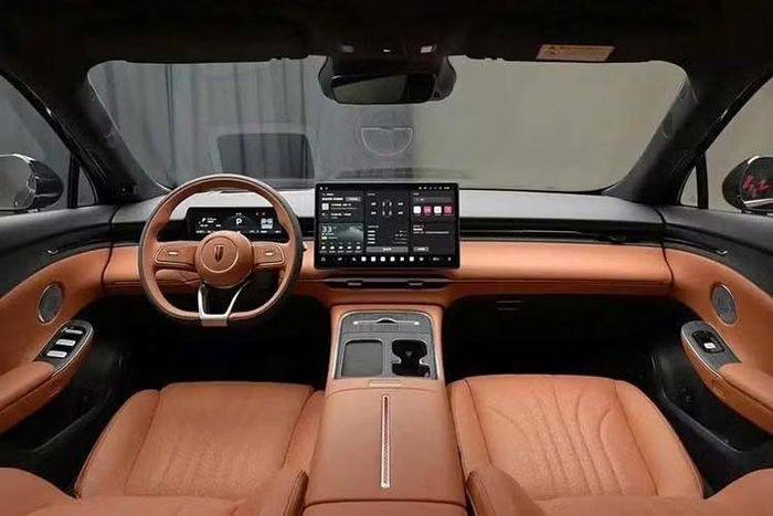 Hongqi H7 2027 sở hữu kích thước dài x rộng x cao lần lượt 5.060 x 1.910 x 1.480 mm và chiều dài cơ sở 2.970 mm. Kích thước này mang đến vẻ ngoài trường dáng, sang trọng và không gian nội thất rộng rãi cho xe. Bên trong xe được trang bị màn hình hiển thị thông tin kính lái HUD 30 inch, bảng đồng hồ kỹ thuật số 8,88 inch và màn hình thông tin giải trí 15,6 inch đặt nổi, độ phân giải 2.5K.