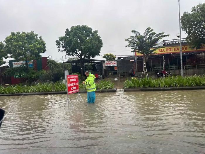 Nhiều vị trí ngập úng gây ra cảnh báo nguy hiểm.