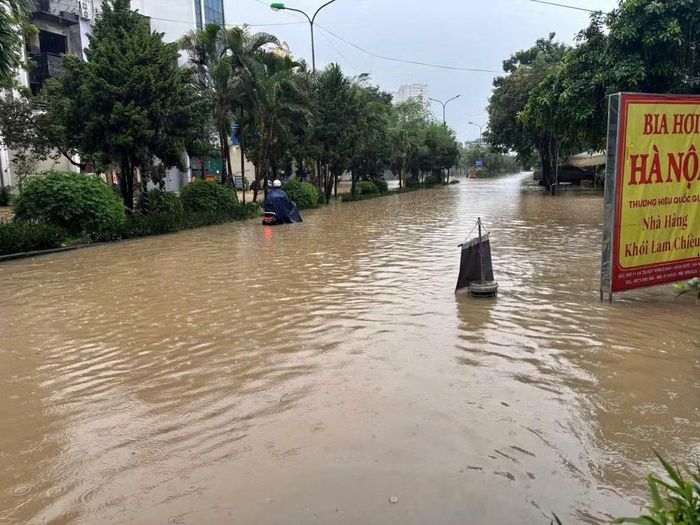 Tại nhiều trục giao thông lớn, tình trạng ùn tắc kéo dài khi lượng phương tiện tăng cao trong giờ đi làm, đưa trẻ đến trường.