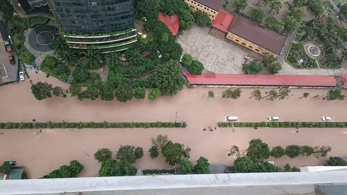 Vành đai 3, Phan Trọng Tuệ, khu vực cầu Chương Dương và nhiều nút giao cũng ghi nhận tình trạng ùn ứ, khiến việc di chuyển của người dân bị ảnh hưởng nghiêm trọng.