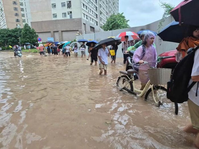Theo Công ty TNHH MTV Thoát nước Hà Nội, lượng mưa phổ biến trên địa bàn thành phố đạt 80-160mm; một số điểm ghi nhận lượng mưa rất lớn như Từ Liêm 199mm, Hai Bà Trưng 188mm, Tây Mỗ 177,3mm và Cầu Giấy 175,4mm.