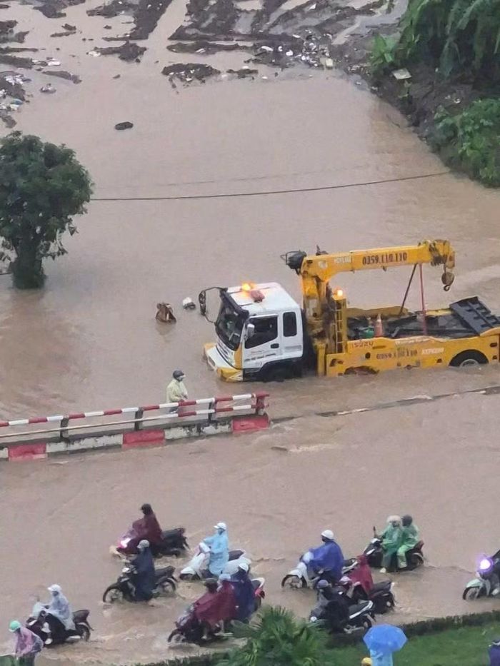 Khung cảnh giao thông giờ cao điểm vì thế trở nên hỗn loạn: dòng xe ken đặc, tiếng còi xe liên tục, người dân vội vã tìm cách thoát khỏi các điểm ngập. Những chiếc xe máy chết máy phải dựng tạm bên đường, trong khi ô tô nối đuôi nhau kéo dài.