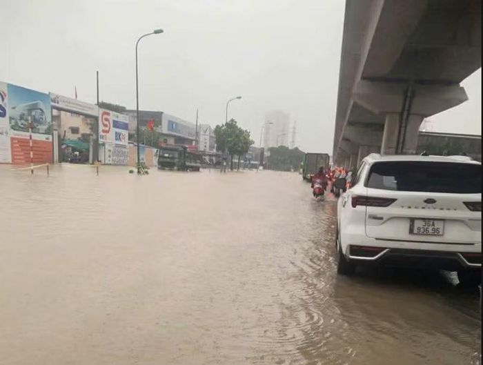 Tại các tuyến phố, cảnh người dân chật vật di chuyển diễn ra từ sáng sớm. Xe máy phải chạy chậm, dò từng đoạn đường ngập; ô tô nối thành hàng dài, nhích từng mét.