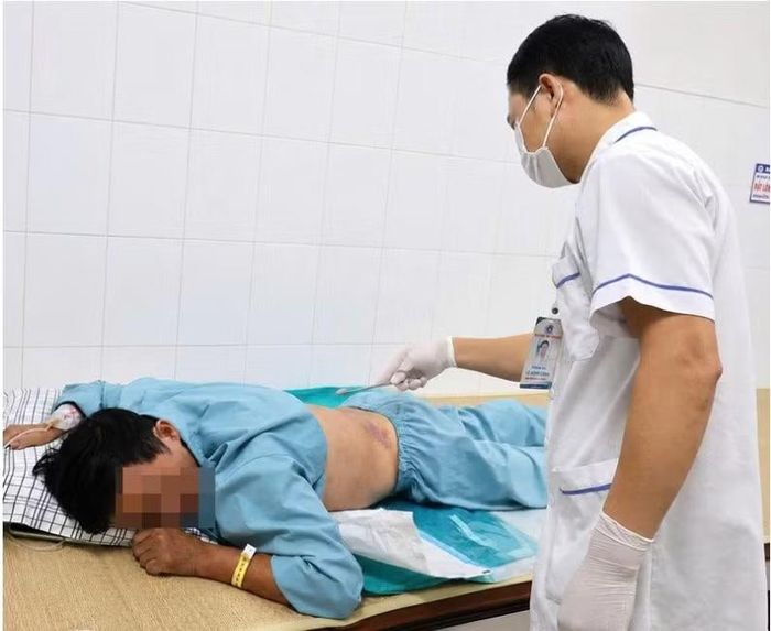 Điều dưỡng Lê Minh Cường chăm sóc vết mổ cho người bệnh - Ảnh BVCC
