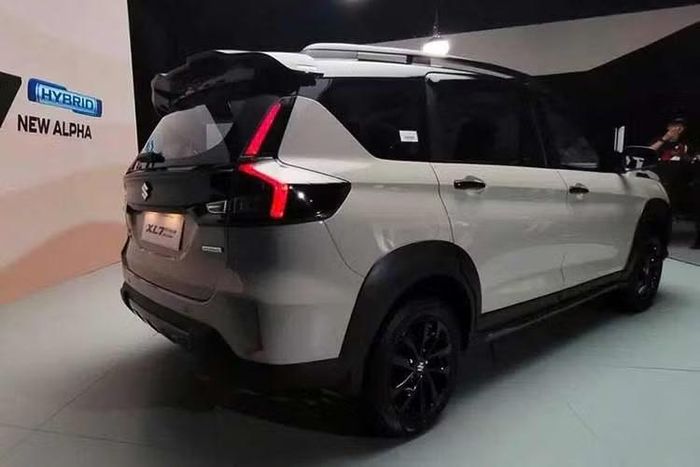 Có thể thấy, mẫu MPV 7 chỗ này sở hữu mức tiêu thụ nhiên liệu trên đường hỗn hợp khá thấp. Có được kết quả này là nhờ hệ truyền động mild hybrid mà xe đang sử dụng. Ở phiên bản mới, Suzuki XL7 vẫn dùng động cơ xăng 4 xi-lanh, hút khí tự nhiên, dung tích 1.5L quen thuộc, cho công suất tối đa 104 mã lực.