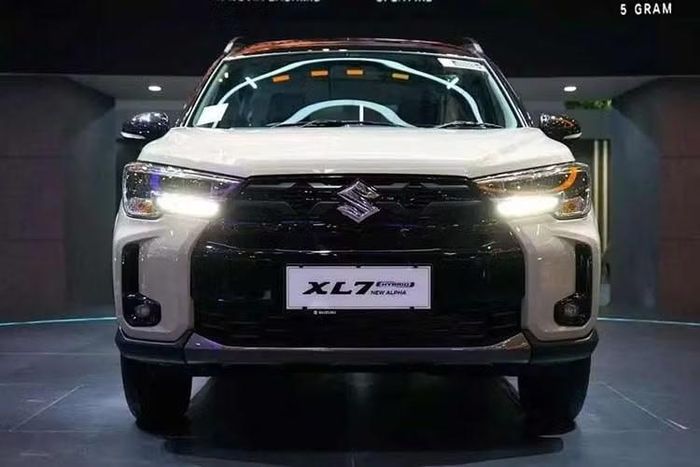 Bên cạnh mức tiêu thụ nhiên liệu mới, Suzuki XL7 nâng cấp còn thay đổi cả thiết kế và trang bị. Dự kiến, xe ở Việt Nam gồm lưới tản nhiệt lớn hơn, kéo dài xuống tận tấm ốp gầm; cản trước tái thiết kế; các hốc gió nằm dọc ở hai góc đầu xe, tích hợp cụm đèn sương mù LED mới; mâm hợp kim 16 inch; cụm đèn hậu tối màu; và ăng-ten vây cá mập.