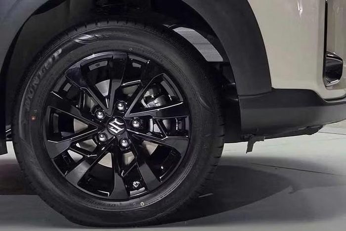 Động cơ kết hợp với hệ thống mild hybrid bao gồm máy phát điện tích hợp bộ đề và pin lithium-ion cỡ nhỏ nhằm cải thiện hiệu suất nhiên liệu. Ngoài ra, xe còn được trang bị hộp số tự động và hệ dẫn động cầu trước. Xe ở Việt Nam không có phiên bản số sàn như Suzuki XL7 mới tại Indonesia.