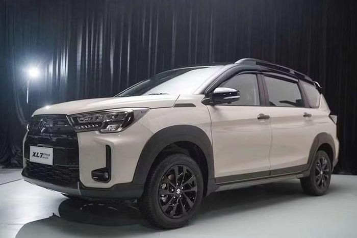 Hiện mẫu xe MPV cỡ nhỏ XL7 vẫn là sản phẩm chủ lực của thương hiệu Suzuki tại Việt Nam trong mảng xe du lịch. Ngoài XL7, Suzuki Việt Nam còn bán những mẫu xe du lịch khác như Swift, Fronx và Jimny nhưng doanh số khá khiêm tốn.