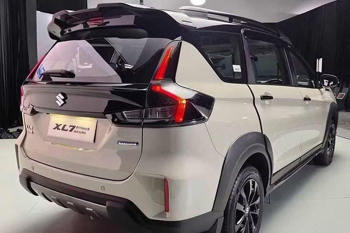 Tại thị trường Việt Nam, đối thủ của Suzuki XL7 là Mitsubishi Xpander, Toyota Veloz, Hyundai Stargazer hay Honda BR-V... Khi mà doanh số XL7 đang dần tụt dốc, bản nâng cấp mới lần này có thể giúp mẫu xe này phần nào vực dậy sức bán trong thời gian tới.
