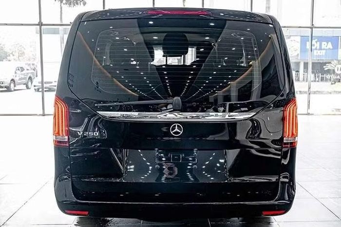 Phiên bản Avantgarde xe có kích thước tổng thể dài x rộng x cao lần lượt 5.140 x 1.928 x 1.901 mm, chiều dài cơ sở 3.200 mm, phiên bản AMG sẽ rộng hơn.