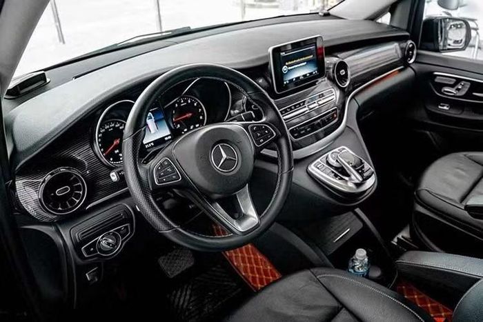 Về động cơ, xe sử dụng động cơ xăng tăng áp dung tích 2.0L, 4 xi-lanh, cho công suất tối đa 211 mã lực và mô-men xoắn cực đại 350 Nm.