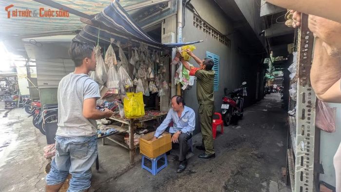 Vụ cháy khiến 2 người tử vong. Hiện trường vụ cháy được phong tỏa để điều tra.