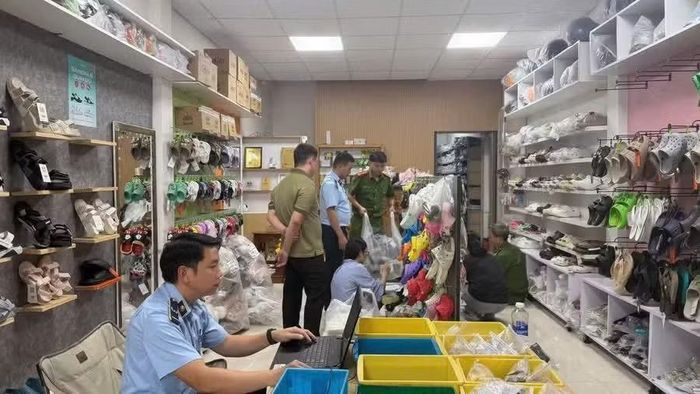 Lực lượng chức năng đã kiểm tra và thu giữ toàn bộ số hàng giả. Ảnh: Ngọc Trâm