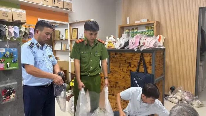 Cửa hàng của Ngân đang bày bán gần 750 đôi dép CROCS giả. Ảnh: Ngọc Trâm