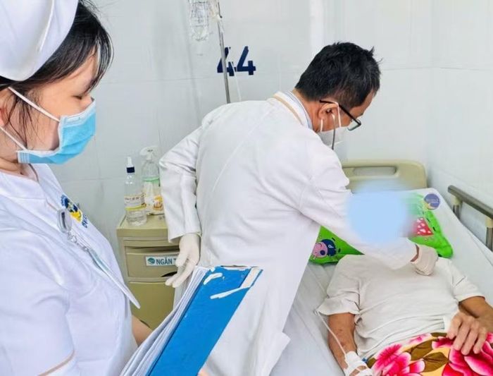 Bác sĩ thăm khám cho bệnh nhân - Ảnh BVCC