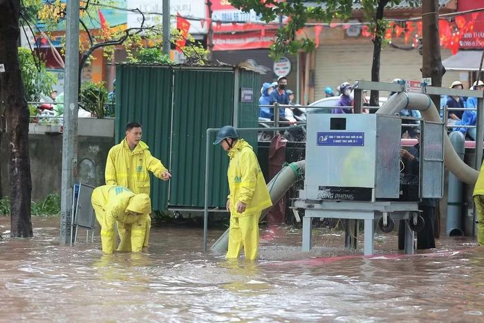 Các nhân viên thoát nước Hà Nội có mặt tại các điểm ngập để thực hiện tiêu thoát nước.