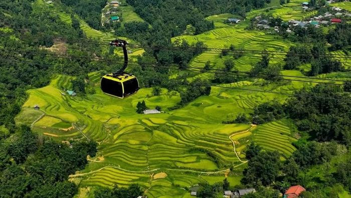 Cáp treo Fansipan- một trong những công trình đã tạo động lực cho kinh tế Sa Pa (tỉnh Lào Cai) tăng trưởng mạnh mẽ trong 10 năm qua