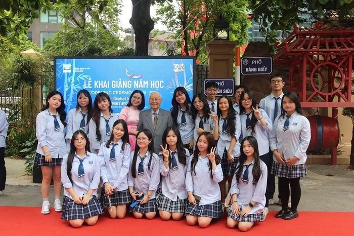 NGND Nguyễn Trọng Vĩnh chụp ảnh cùng các học trò thân yêu trong Lễ khai giảng năm học 2026-2027. Ảnh: Mai Loan.