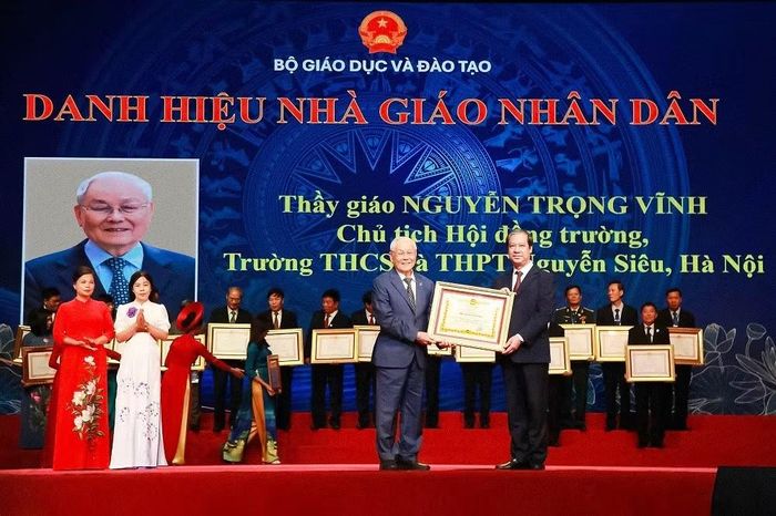 Thầy giáo duy nhất của TP Hà Nội năm 2024 - Nguyễn Trọng Vĩnh được trao tặng danh hiệu NGND. Ảnh: NVCC.