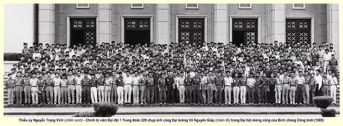 Thiếu úy Nguyễn Trọng Vĩnh (chấm xanh) - Chính trị viên Đại đội 1 Trung đoàn 229 chụp ảnh cùng Đại tướng Võ Nguyên Giáp (chấm đỏ) trong Đại hội mừng công của Binh chủng Công binh (1965). Ảnh: NVCC.