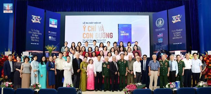 Các đồng đội, thầy cô giáo, các thế hệ học trò chúc mừng NGND Nguyễn Trọng Vĩnh ra mắt cuốn hồi ký "Ý chí và con đường".