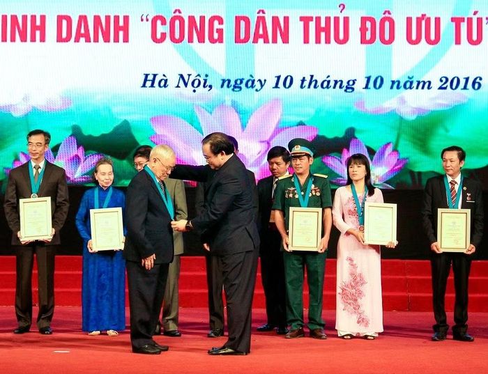 Ở tuổi 81, Đại tá, NGND Nguyễn Trọng Vĩnh được trao tặng danh hiệu Công dân Thủ đô ưu tú. Ảnh: NVCC.