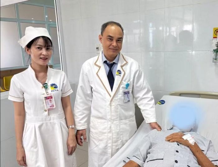 Bác sĩ thăm bệnh nhân sau phẫu thuật - Ảnh BVCC