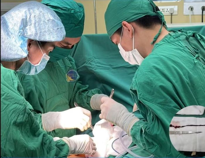 Ê-kíp phẫu thuật cho bệnh nhân - Ảnh BVCC