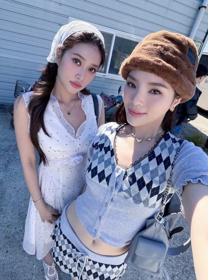 Trong những khoảnh khắc xuống phố, cả hai thường lựa chọn các bản phối hiện đại, trẻ trung và thời thượng. Sự tương đồng trong cách lựa chọn trang phục khiến hình ảnh hai nàng hậu khi đứng cạnh nhau trở nên đặc biệt bắt mắt. Ảnh: FB Nguyen Cao Ky Duyen