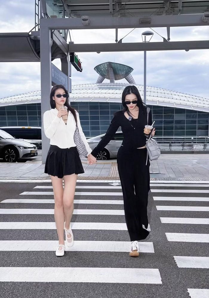 Việc thường xuyên sánh đôi trong những chuyến đi và hoạt động thường ngày cũng giúp sự đồng điệu về phong cách của hai người đẹp được thể hiện rõ hơn. Nhiều khán giả nhận xét Kỳ Duyên và Thiên Ân có những khoảnh khắc trông giống chị em. Ảnh: FB Nguyen Cao Ky Duyen