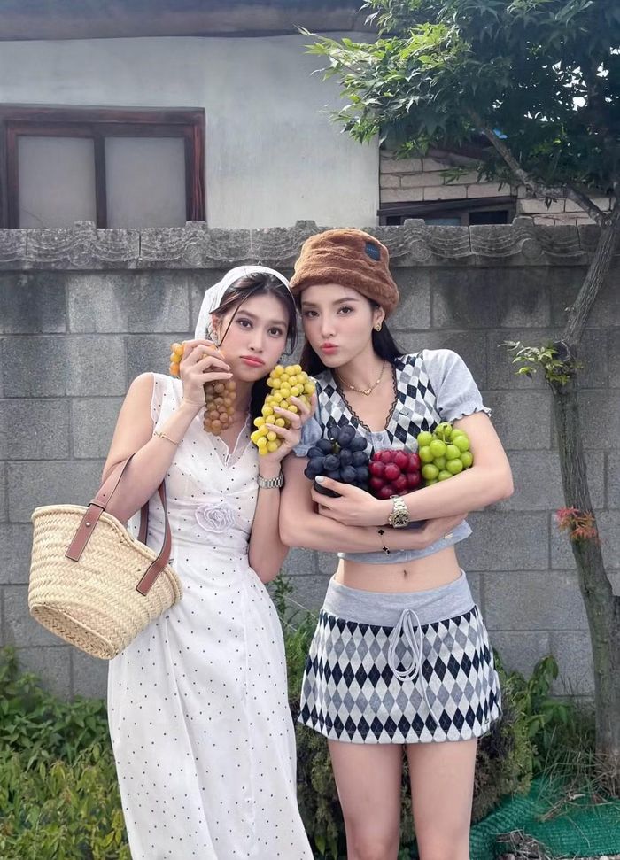 Thay vì lựa chọn những bộ đồ “sinh đôi”, Kỳ Duyên và Thiên Ân thường ưu tiên các thiết kế có chung tinh thần về màu sắc, phom dáng hoặc xu hướng. Cách lựa chọn này giúp tổng thể hài hòa nhưng mỗi người vẫn giữ được dấu ấn thời trang riêng. Ảnh: FB Nguyen Cao Ky Duyen