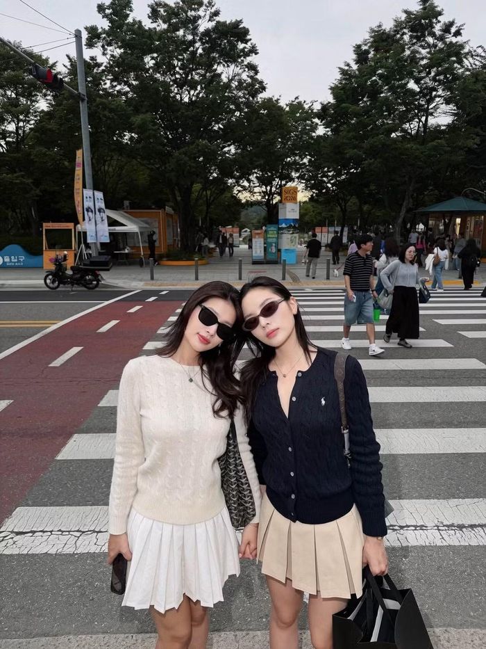 Trước đây, hai nàng hậu nhiều lần xuất hiện cùng nhau trong các hoạt động của giới sắc đẹp nhưng khá kín tiếng về đời tư. Thời gian gần đây, cả hai thường xuyên đăng tải những khoảnh khắc đồng hành, tạo cảm giác gần gũi và thân thiết hơn. Ảnh: FB Nguyen Cao Ky Duyen