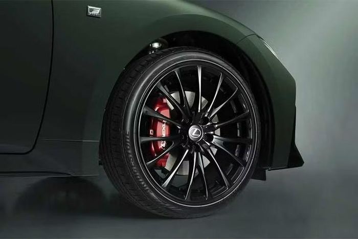Bên trong, xe sử dụng nội thất NuLuxe màu đen với các chi tiết Ultrasuede, đường chỉ khâu màu xanh và các chi tiết trang trí màu chrome satin. Gói trang bị cũng bao gồm hệ thống treo thích ứng, vi sai chống trượt Torsen trên phiên bản dẫn động cầu sau và Technology Package.
