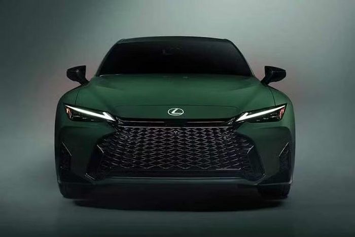 Giá bán cuat mẫu xe sang Lexus IS 350 F Sport Design từ 47.545 USD với hệ dẫn động cầu sau và 49.545 USD với hệ dẫn động 4 bánh. Bản IS 350 F Sport có giá lần lượt từ 49.845 USD và 51.845 USD.