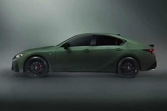 Lexus IS 2027 tiếp tục sử dụng động cơ V6 3.5L hút khí tự nhiên, cho công suất 311 mã lực và mô-men xoắn 380 Nm. Bản dẫn động cầu sau đi kèm hộp số tự động 8 cấp, trong khi phiên bản dẫn động 4 bánh sử dụng hộp số 6 cấp.